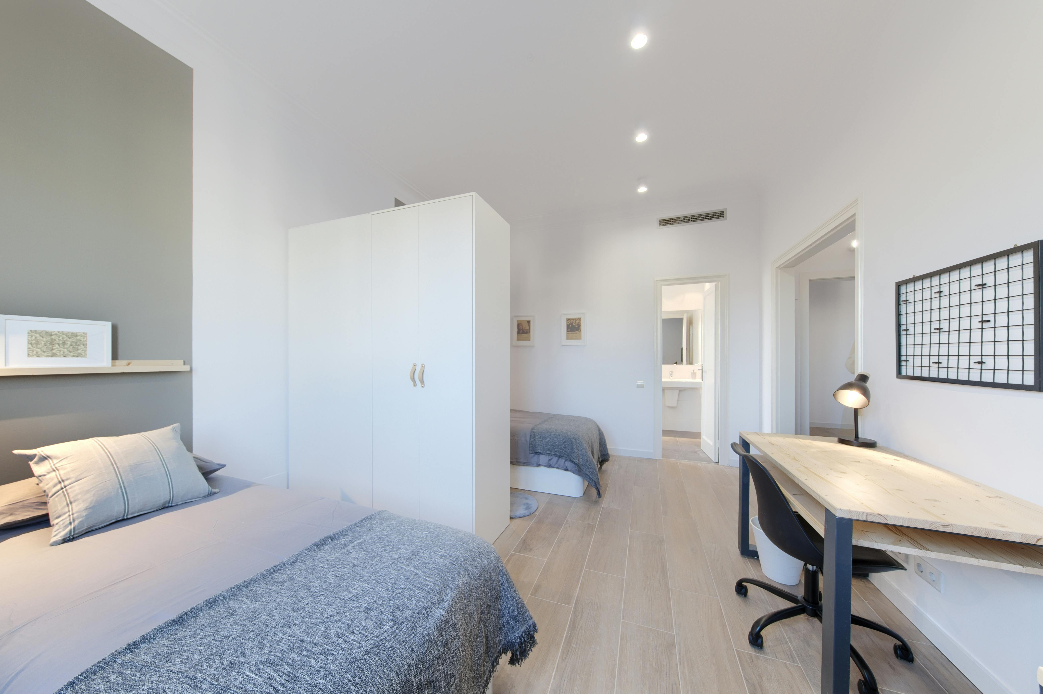 Double room Barcelona, 1 bed, 23m² — photo 1