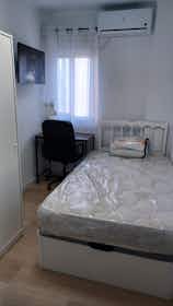 Приватна кімната за оренду для 360 EUR на місяць у Sevilla, Calle Los Romeros