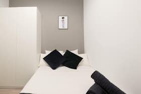 Private room for rent for €625 per month in Madrid, Calle del Olivar
