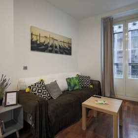 Apartment for rent for €1,000 per month in Madrid, Calle del Caballero de Gracia