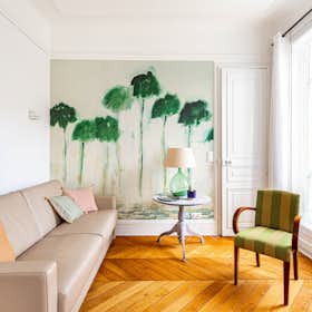 Apartment for rent for €3,847 per month in Paris, Boulevard de Magenta