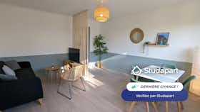 Apartment for rent for €1,170 per month in Pau, Avenue Rhin et Danube