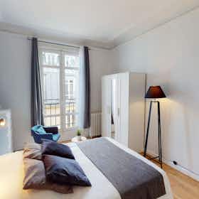 Private room for rent for €1,036 per month in Paris, Boulevard Malesherbes