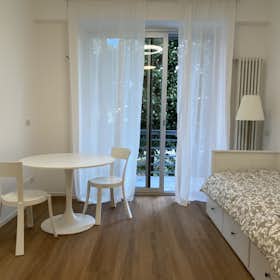 Studio for rent for €1,950 per month in Milan, Via Paolo Cezanne