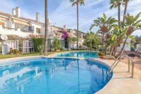 Apartment for rent for €1,200 per month in Mijas, Calle Huelva