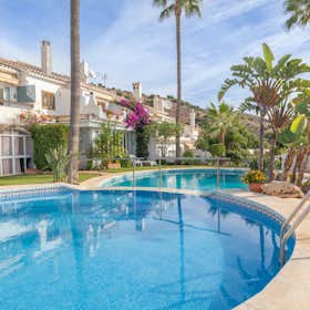 Lägenhet att hyra för 1 200 € i månaden i Mijas, Calle Huelva