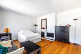 Studio for rent for €3,300 per month in Paris, Rue Notre-Dame-des-Champs