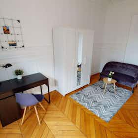 Private room for rent for €1,162 per month in Paris, Boulevard Malesherbes