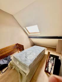 Appartement te huur voor € 850 per maand in Ixelles, Rue Malibran