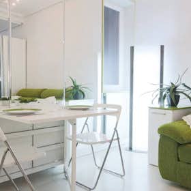 Studio for rent for €1,000 per month in Madrid, Calle Gran Vía