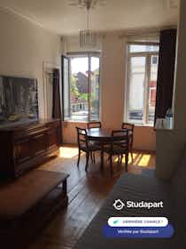 Apartment for rent for €690 per month in Lille, Rue Charles de Muyssart