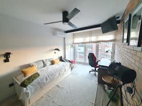 Private room for rent for €650 per month in Madrid, Calle de Santa Susana