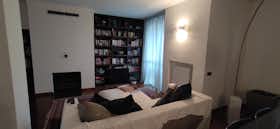私人房间 正在以 €750 的月租出租，其位于 Montorfano, Via Molera