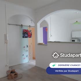 Appartement te huur voor € 500 per maand in Béziers, Rue Dragonneau