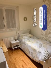 Отдельная комната сдается в аренду за 360 € в месяц в Locmiquélic, Rue Jean Moulin