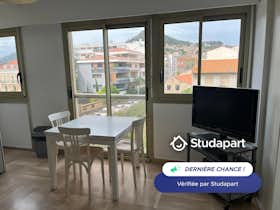 Apartment for rent for €790 per month in Hyères, Rue Georges Auric