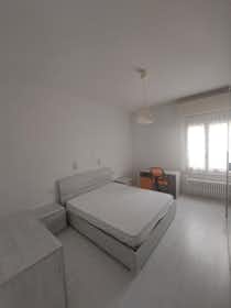 Private room for rent for €470 per month in Parma, Piazza Ghiaia
