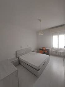 私人房间 正在以 €470 的月租出租，其位于 Parma, Piazza Ghiaia