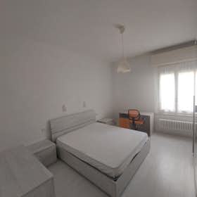 Отдельная комната сдается в аренду за 470 € в месяц в Parma, Piazza Ghiaia