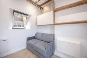 Studio for rent for €900 per month in Paris, Rue de Saint-Pétersbourg