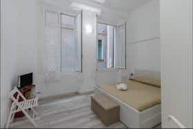 单间公寓 正在以 €10,000 的月租出租，其位于 Genoa, Vico Calvi