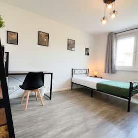 WG-Zimmer zu mieten für 300 € pro Monat in Magdeburg, Schweriner Straße
