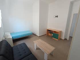 私人房间 正在以 €300 的月租出租，其位于 Jerez de la Frontera, Calle Campana