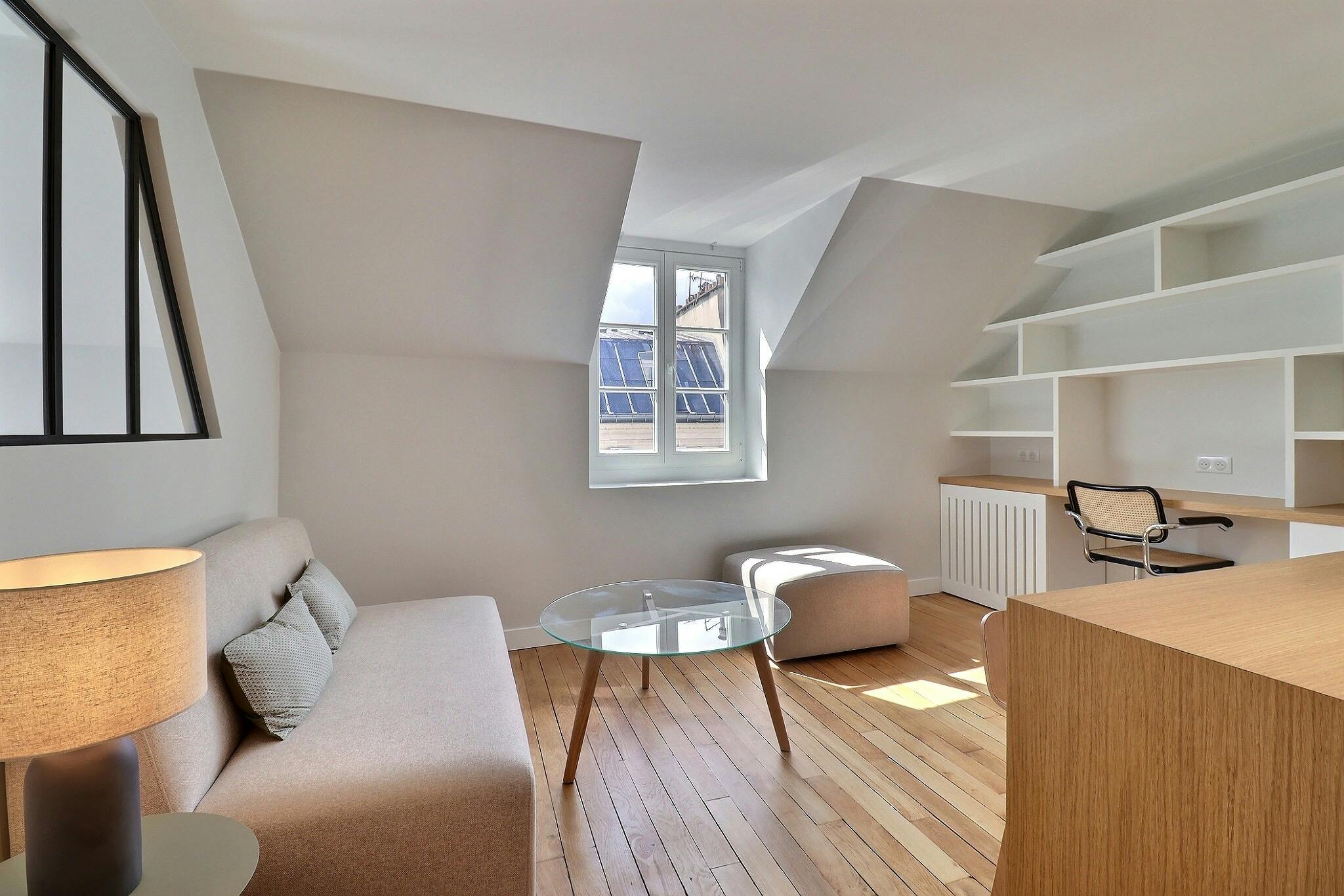Apartment for rent for €2,088 per month in Paris, Rue Saint-Lazare