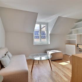 Apartment for rent for €2,088 per month in Paris, Rue Saint-Lazare