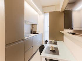 Appartamento in affitto a 1.200 € al mese a Milan, Via Doberdò