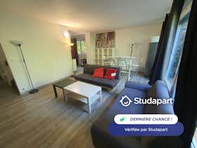 Будинок за оренду для 580 EUR на місяць у Cergy, Rue des Plants Bruns