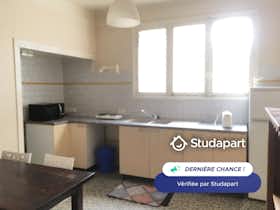 Appartement te huur voor € 770 per maand in Reims, Impasse du Bras d'Or