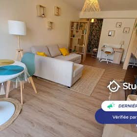 Apartment for rent for €895 per month in Saint-Louis, Rue du Temple