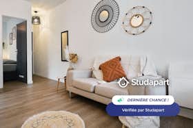 Apartment for rent for €1,290 per month in Roubaix, Rue de Barbieux