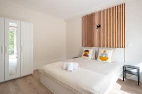 WG-Zimmer zu mieten für 1.000 € pro Monat in Issy-les-Moulineaux, Rue Claude Bernard