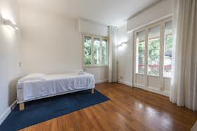 Appartement te huur voor € 2.000 per maand in Florence, Via Giovanni Papini