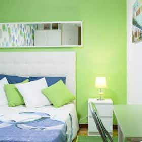 Private room for rent for €595 per month in Alcalá de Henares, Vía Complutense