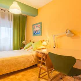 Private room for rent for €595 per month in Alcalá de Henares, Vía Complutense