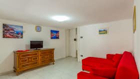 Appartement te huur voor € 1.188 per maand in Naples, Via Domenico Cirillo