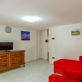 Apartment for rent for €1,188 per month in Naples, Via Domenico Cirillo