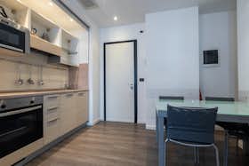 Apartment for rent for €1,900 per month in Milan, Via Piero Capponi