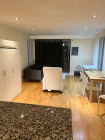Apartment for rent for £3,500 per month in London, Millharbour