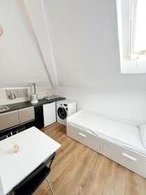 Studio for rent for €980 per month in Milan, Via André-Marie Ampère