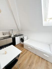 Studio for rent for €1,050 per month in Milan, Via André-Marie Ampère