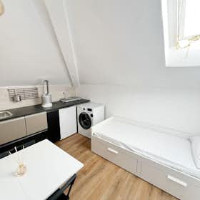 Studio for rent for €1,050 per month in Milan, Via André-Marie Ampère