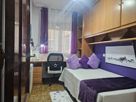 Private room for rent for €595 per month in Alcalá de Henares, Avenida Guadalajara