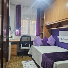 私人房间 正在以 €595 的月租出租，其位于 Alcalá de Henares, Avenida Guadalajara