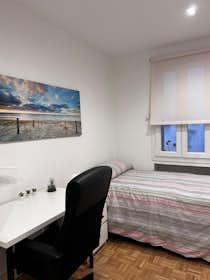 Private room for rent for €660 per month in Madrid, Calle de Tutor