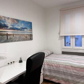 Private room for rent for €660 per month in Madrid, Calle de Tutor
