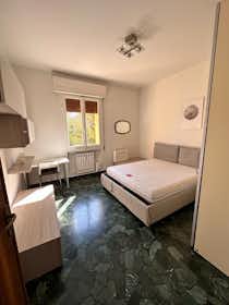 Chambre privée à louer pour 550 €/mois à Bologna, Via Nuova